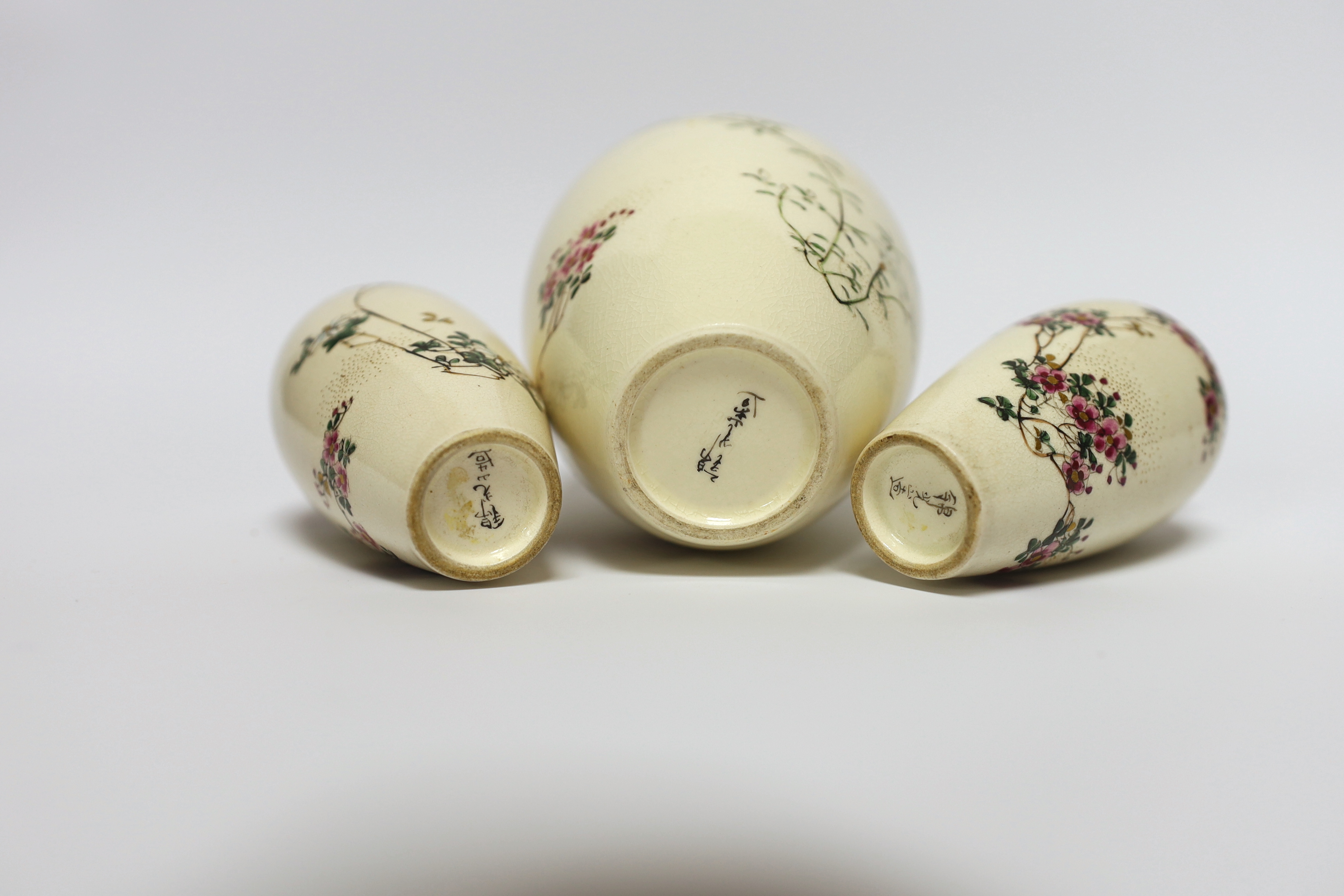 A garniture of Japanese satsuma vases, signed Kinkozan, early 20th century, tallest 12cm